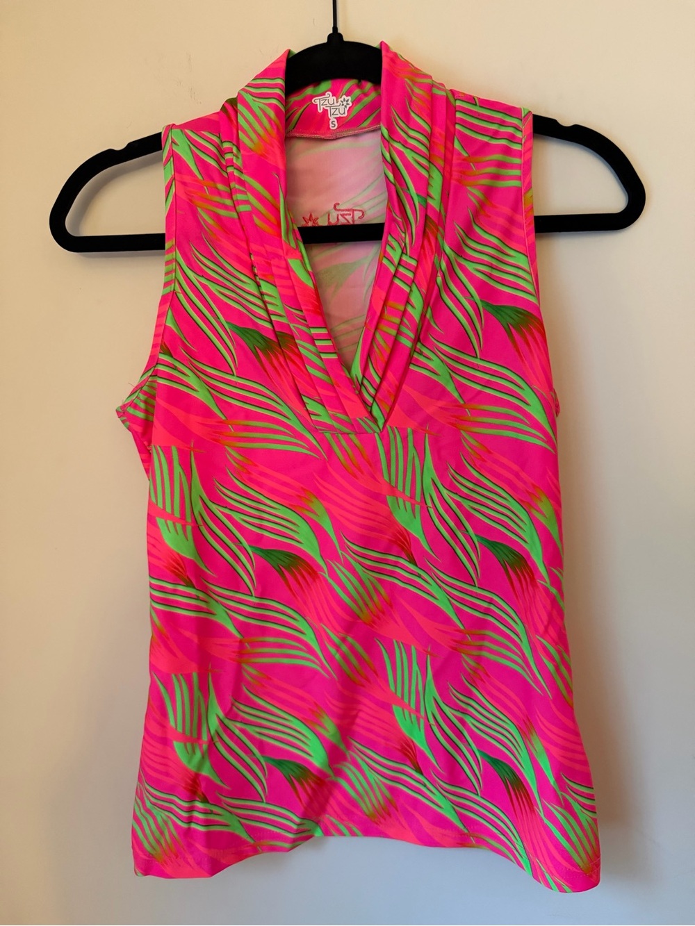 Tzu Tzu Mia Shirt - Maki Hot Pink Tropical UPF 50 - Sz Small - Golf MADE IN USA